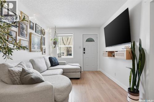 806 7Th Street E, Saskatoon, SK - Indoor Photo Showing Living Room