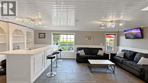 1720 Lakeshore Rd 123, Lakeshore, ON - Indoor Photo Showing Living Room