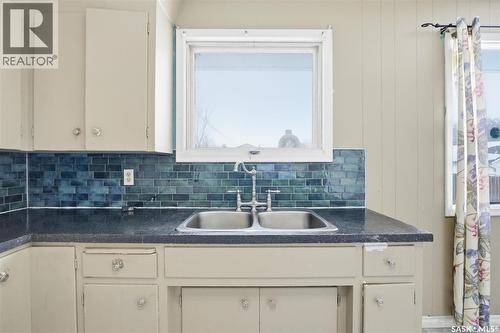 337 Y Avenue S, Saskatoon, SK - Indoor Photo Showing Kitchen With Double Sink