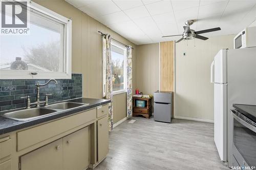 337 Y Avenue S, Saskatoon, SK - Indoor Photo Showing Kitchen With Double Sink
