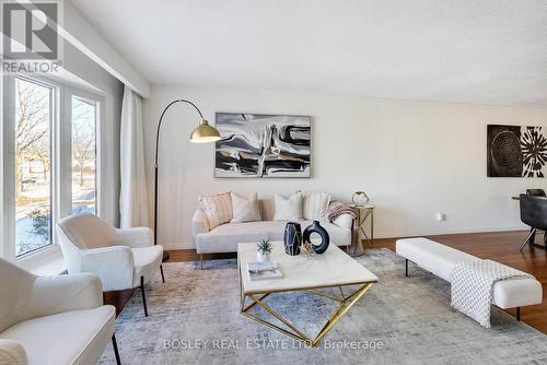 801 Eaglemount Crescent, Mississauga, ON - Indoor Photo Showing Living Room