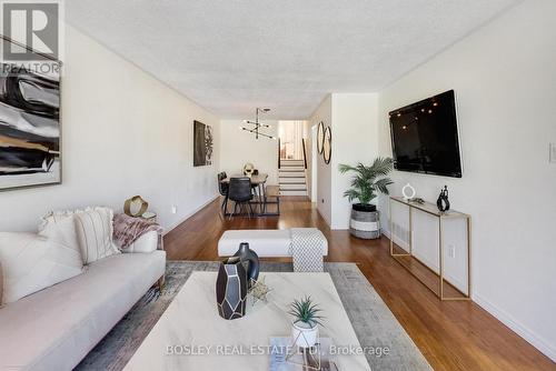 801 Eaglemount Crescent, Mississauga, ON - Indoor Photo Showing Living Room