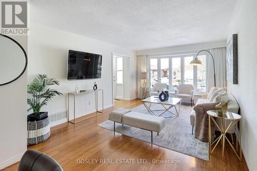 801 Eaglemount Crescent, Mississauga, ON - Indoor Photo Showing Living Room