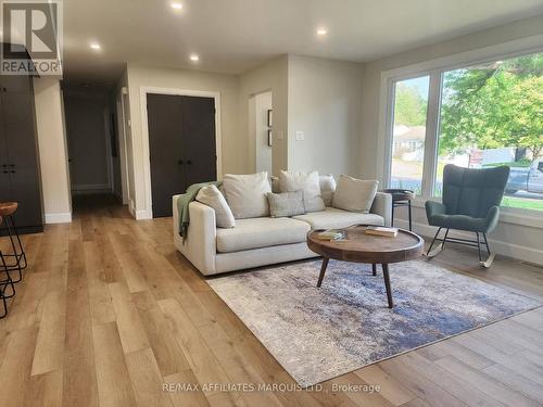 1409 Leonard Avenue, Cornwall, ON - Indoor Photo Showing Living Room