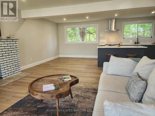 1409 Leonard Avenue, Cornwall, ON - Indoor Photo Showing Living Room
