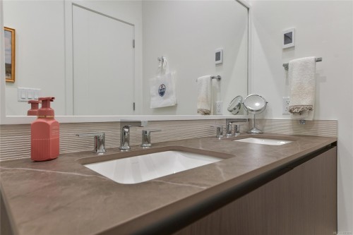 1504-2000 Hannington Rd, Langford, BC - Indoor Photo Showing Bathroom