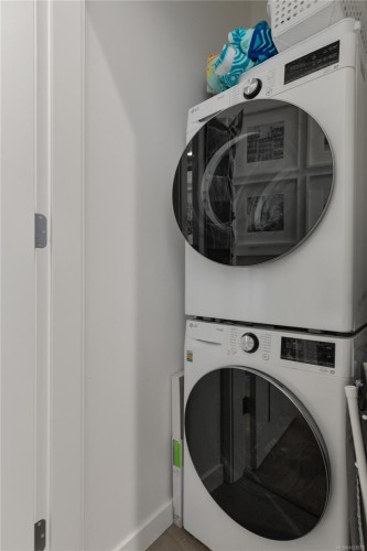 1504-2000 Hannington Rd, Langford, BC - Indoor Photo Showing Laundry Room