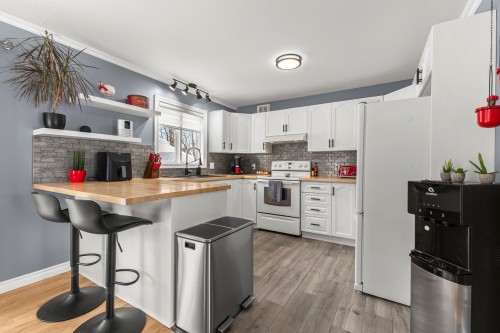 Cuisine - 395 Ch. Des Outaouais, Pointe-Fortune, QC - Indoor Photo Showing Kitchen