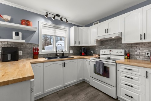 Cuisine - 395 Ch. Des Outaouais, Pointe-Fortune, QC - Indoor Photo Showing Kitchen With Double Sink