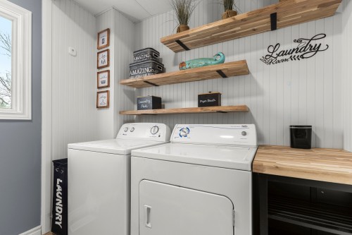 Salle de lavage - 395 Ch. Des Outaouais, Pointe-Fortune, QC - Indoor Photo Showing Laundry Room