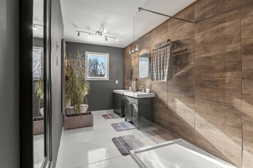 Salle de bains attenante à la CCP - 395 Ch. Des Outaouais, Pointe-Fortune, QC - Indoor Photo Showing Bathroom