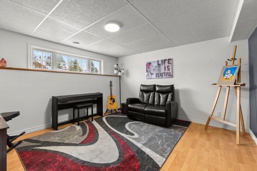 Salon - 395 Ch. Des Outaouais, Pointe-Fortune, QC - Indoor