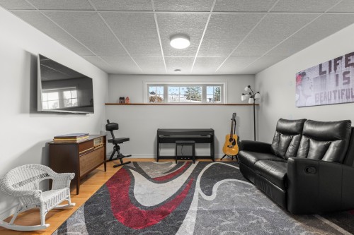 Salon - 395 Ch. Des Outaouais, Pointe-Fortune, QC - Indoor