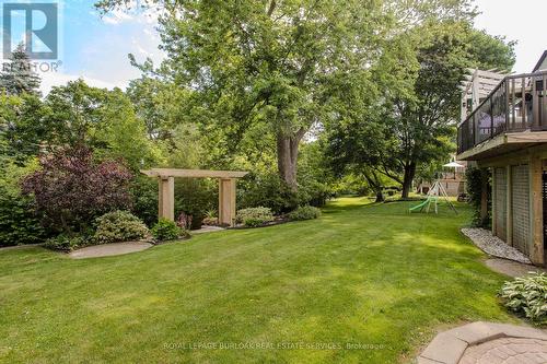 2117 Fallingbrook Court, Burlington, ON - Outdoor