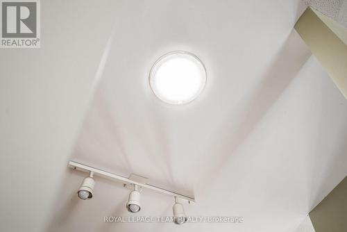 Dome Skylight - 10 Quinterra Court, Ottawa, ON - Indoor