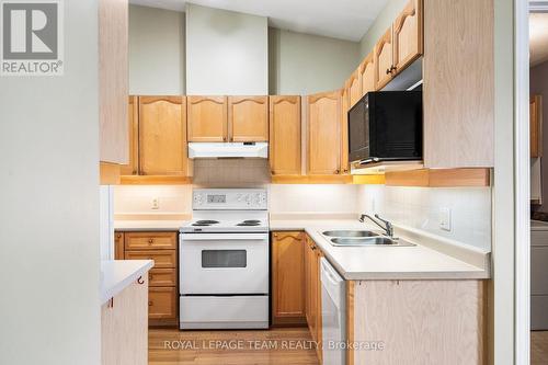 10 Quinterra Court, Ottawa, ON - Indoor Photo Showing Kitchen With Double Sink