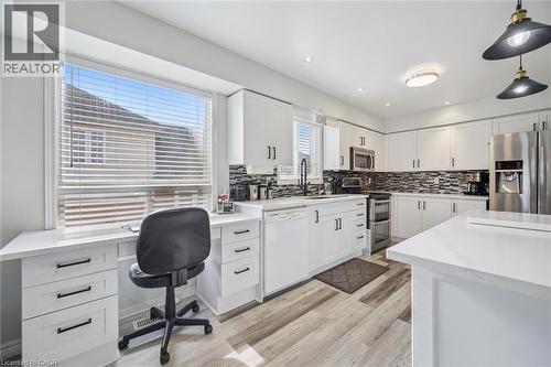 11 Acorn Way, Cambridge, ON - Indoor Photo Showing Kitchen With Upgraded Kitchen