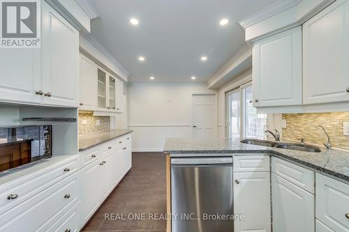 1585 Crombie Road, Mississauga, ON - Indoor Photo Showing Kitchen With Upgraded Kitchen