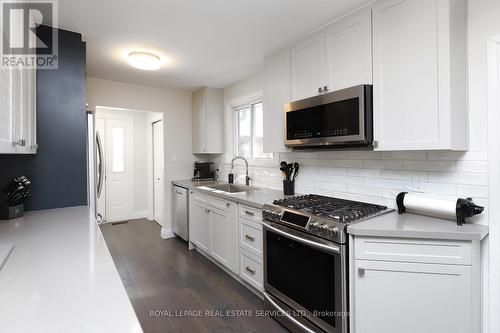 2001 Silverberry Crescent, Mississauga, ON - Indoor Photo Showing Kitchen With Upgraded Kitchen