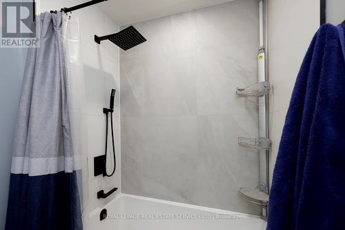 2001 Silverberry Crescent, Mississauga, ON - Indoor Photo Showing Bathroom