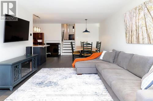 2001 Silverberry Crescent, Mississauga, ON - Indoor Photo Showing Living Room