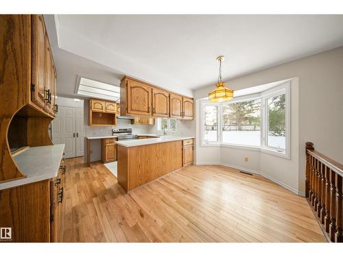 823 Richards Cr Nw, Edmonton, AB - Indoor Photo Showing Kitchen