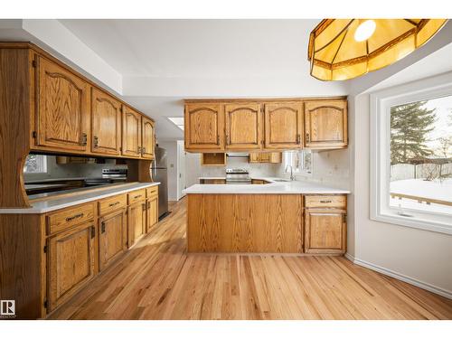 823 Richards Cr Nw, Edmonton, AB - Indoor Photo Showing Kitchen