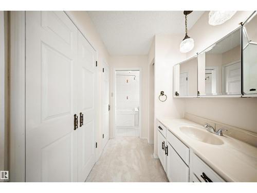 823 Richards Cr Nw, Edmonton, AB - Indoor Photo Showing Bathroom