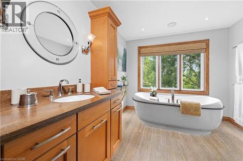 22 Wendakee Drive, Hamilton, ON - Indoor Photo Showing Bathroom
