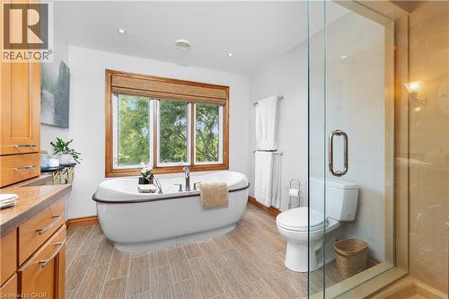 22 Wendakee Drive, Hamilton, ON - Indoor Photo Showing Bathroom