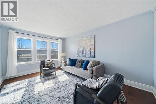 58 Arnold Street, Hamilton, ON - Indoor Photo Showing Living Room
