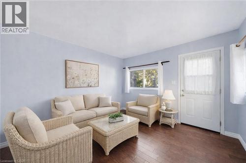 58 Arnold Street, Hamilton, ON - Indoor Photo Showing Living Room