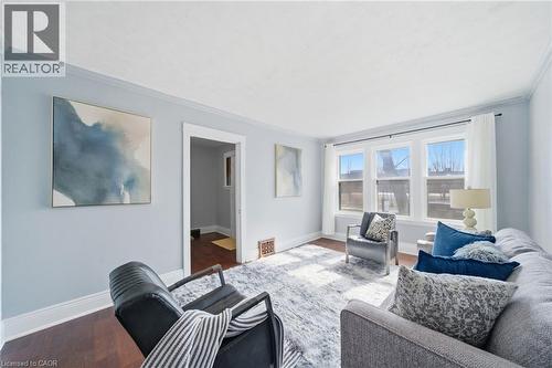 58 Arnold Street, Hamilton, ON - Indoor Photo Showing Living Room