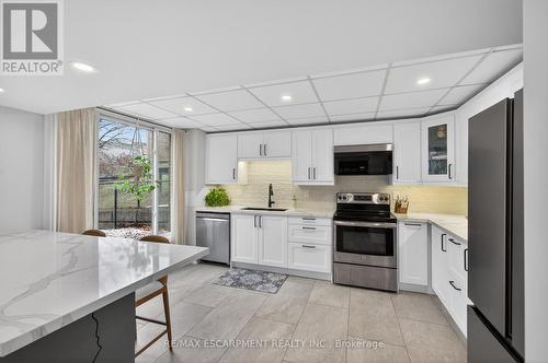 47 Sumner Crescent, Grimsby, ON - Indoor Photo Showing Kitchen With Upgraded Kitchen