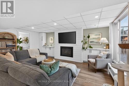 47 Sumner Crescent, Grimsby, ON - Indoor Photo Showing Living Room With Fireplace