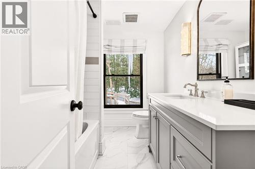 2129 Highview Drive, Burlington, ON - Indoor Photo Showing Bathroom