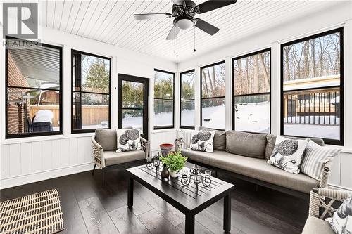 2129 Highview Drive, Burlington, ON - Indoor Photo Showing Living Room