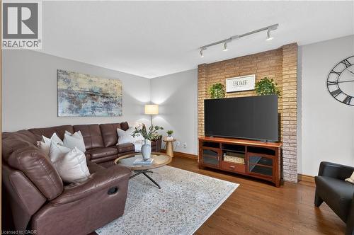 47 Sumner Crescent, Grimsby, ON - Indoor Photo Showing Living Room