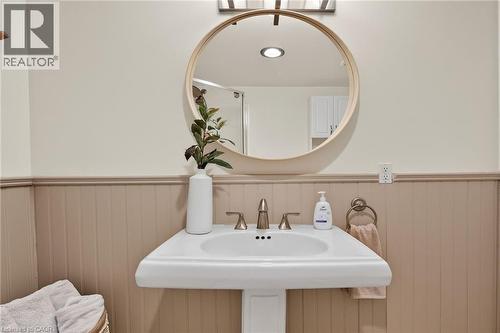 124 West 24Th Street, Hamilton, ON - Indoor Photo Showing Bathroom