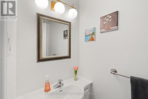 18 - 242 Lakeport Road, St. Catharines (Lakeport), ON - Indoor Photo Showing Bathroom