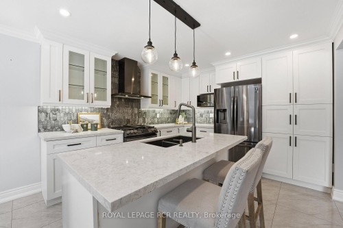 2 Meyer Circle, Markham, ON - Indoor Photo Showing Kitchen With Double Sink With Upgraded Kitchen