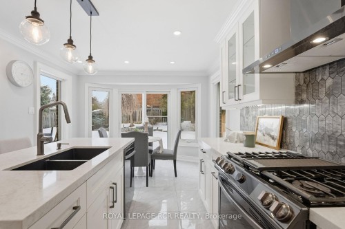 2 Meyer Circle, Markham, ON - Indoor Photo Showing Kitchen With Double Sink With Upgraded Kitchen