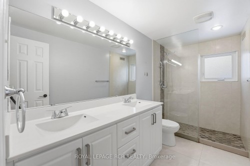 2 Meyer Circle, Markham, ON - Indoor Photo Showing Bathroom