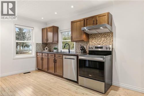 411 Pepper Drive, Burlington, ON - Indoor Photo Showing Kitchen