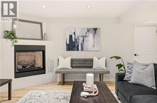 411 Pepper Drive, Burlington, ON - Indoor Photo Showing Living Room