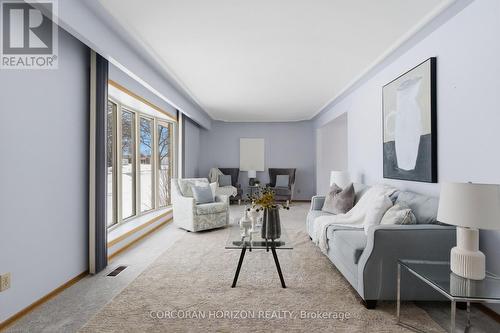 15 Confederation Drive, Kitchener, ON - Indoor Photo Showing Living Room