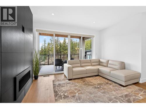 1960 Northern Flicker Court Unit# 10, Kelowna, BC - Indoor Photo Showing Living Room With Fireplace