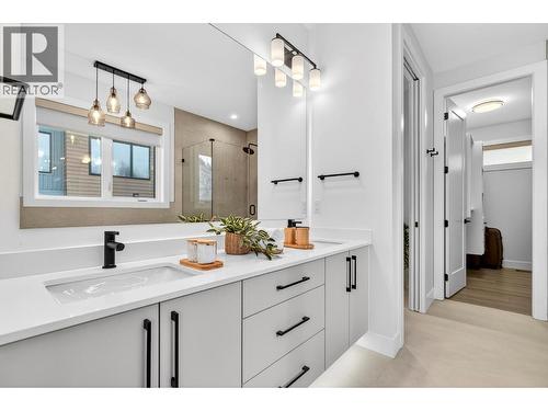 1960 Northern Flicker Court Unit# 10, Kelowna, BC - Indoor Photo Showing Bathroom