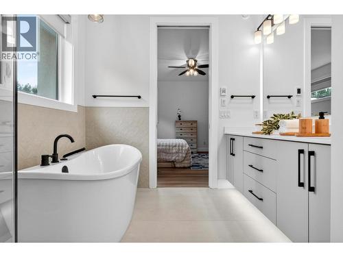 1960 Northern Flicker Court Unit# 10, Kelowna, BC - Indoor Photo Showing Bathroom