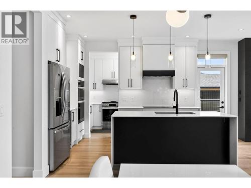 1960 Northern Flicker Court Unit# 10, Kelowna, BC - Indoor Photo Showing Kitchen With Upgraded Kitchen